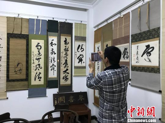 海外回流中国黄檗书画文物展吸引观众拍照。　郑松波 摄