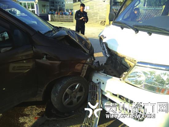 疑犯所驾五菱宏光（左）和民警乘坐的金杯面包车均受损严重。
