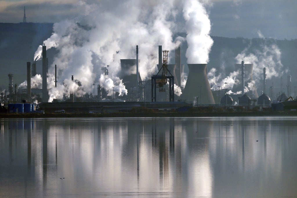 一座冒烟的工厂：福尔柯克附近福斯湾的格兰奇茅斯炼油厂（Jane Barlow/PA）