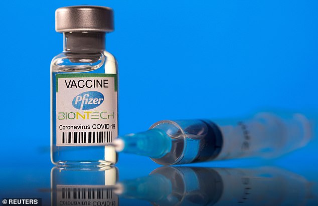 瓶子特写：英国最大规模的 Covid 抗体研究表明，辉瑞的疫苗比阿斯利康的疫苗更有可能激发对该病毒的免疫力。 专家表示，这是因为牛津制造的刺戳依赖减弱的感冒病毒
